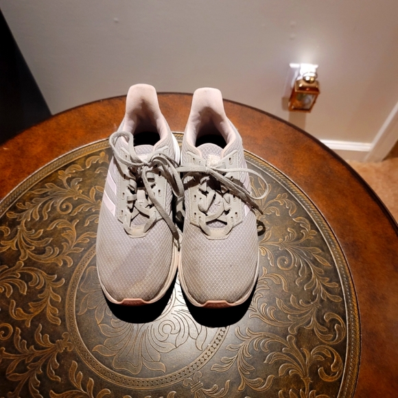 Tennis shoes - Picture 1 of 3